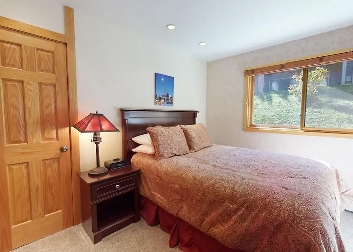 Laurelwood Condominiums 403